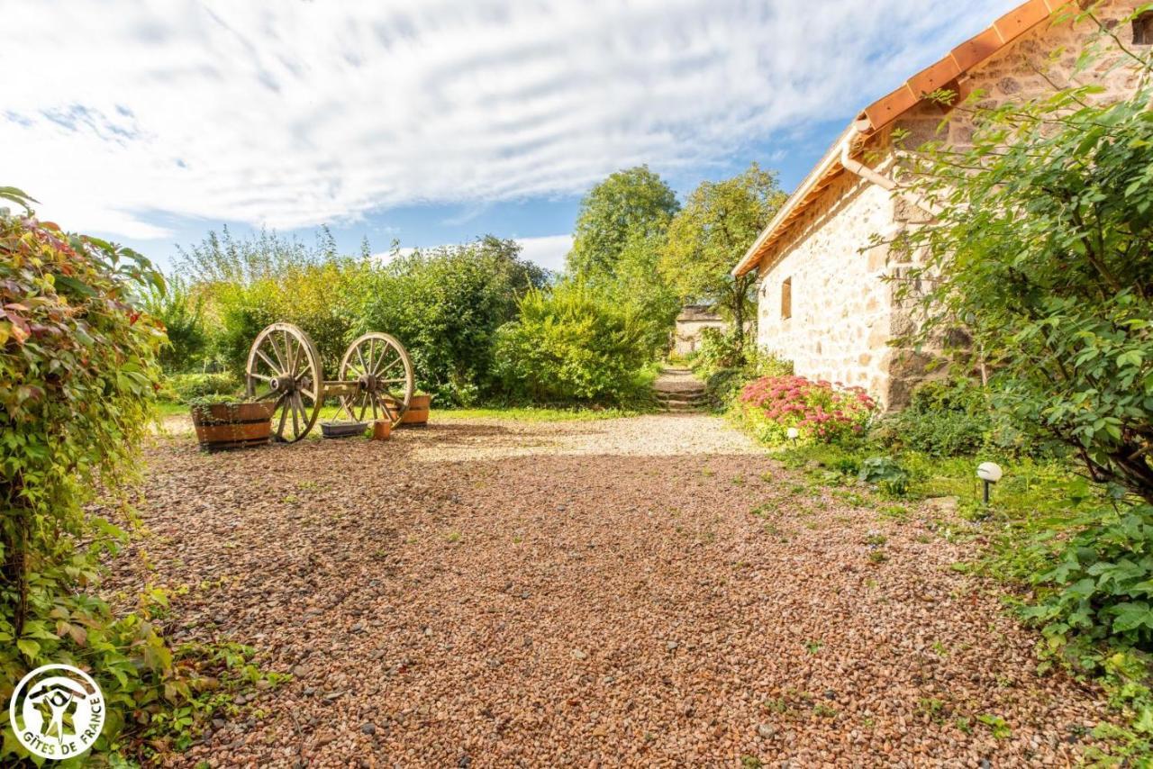 Aux 2 Puys - Gite "Le Lemptegy" Saint-Priest-des-Champs Exterior photo